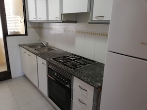 Frigorífico, microondas, horno y cafetera o tetera