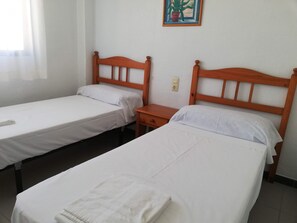 2 dormitorios, tabla de planchar con plancha, wifi gratis y ropa de cama
