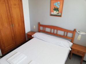 2 slaapkamers, een strijkplank/strijkijzer, gratis wifi, beddengoed