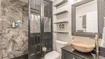 Een douche, een haardroger, handdoeken