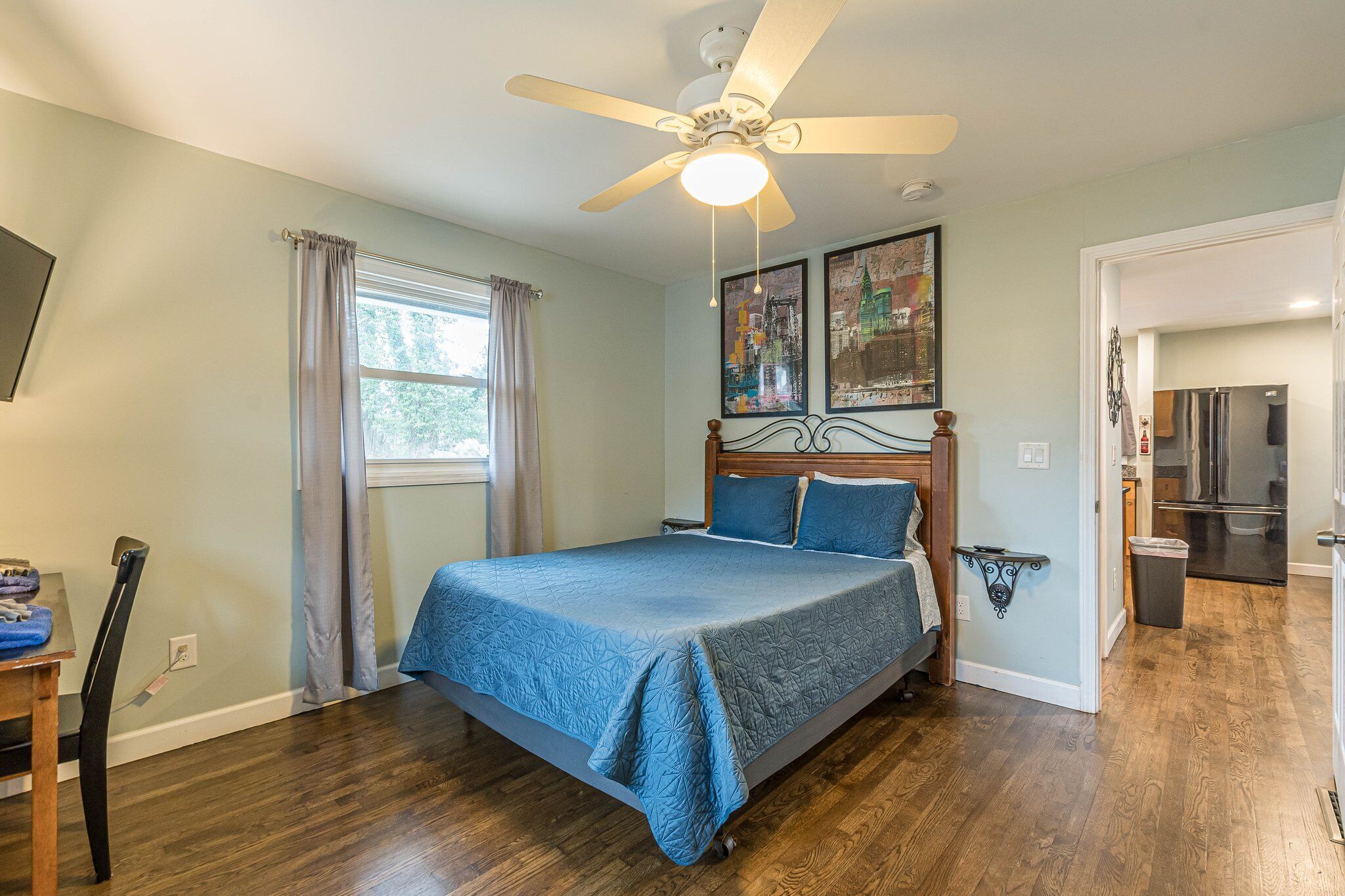 2 soverom, skrivebord, strykejern/-brett og wi-fi (inkludert)