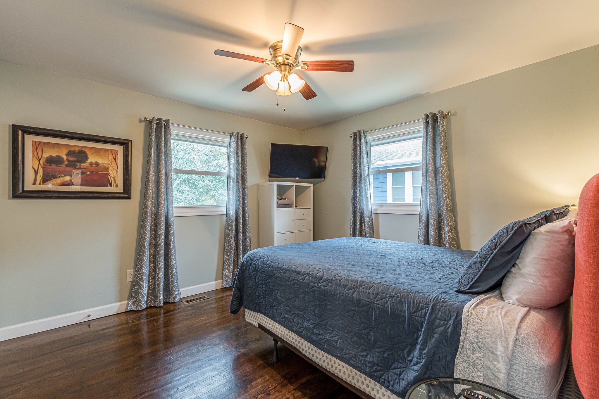 4 bedrooms, desk, iron/ironing board, free WiFi