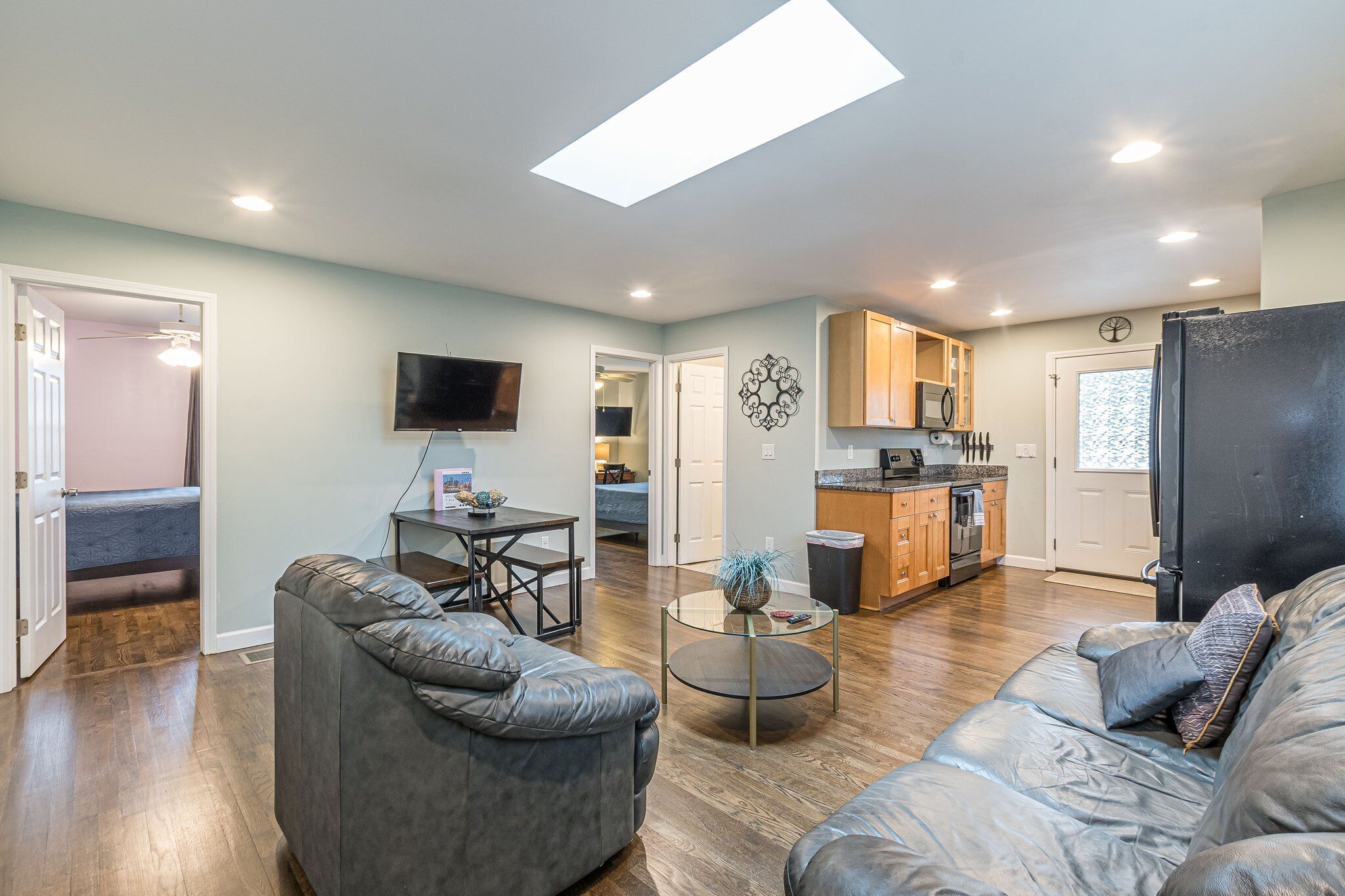 Een smart-tv en tafelvoetbal