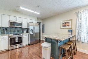 Frigorífico, microondas, horno y placa de cocina
