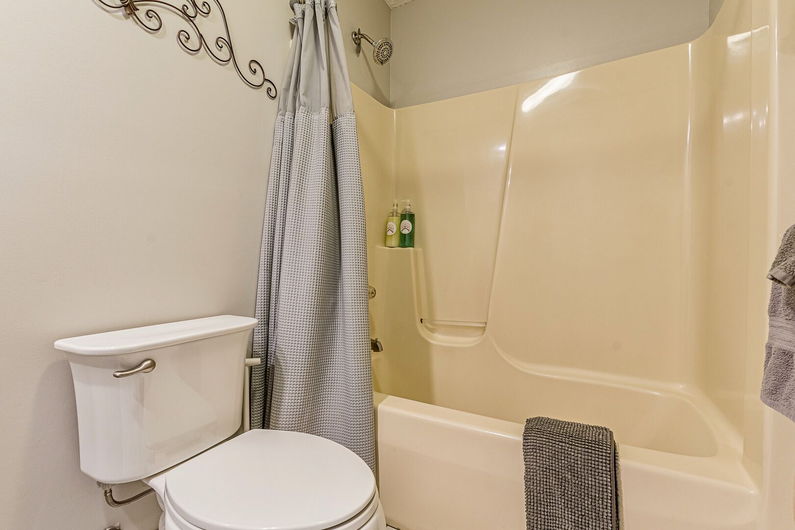 Un baño con inodoro, ducha y bañera.