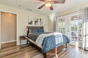 4 bedrooms, iron/ironing board, free WiFi, bed sheets - Warm & Cozy! | Off-street Parking (Atlanta)