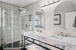 Ensemble douche/baignoire, sèche-cheveux, serviettes fournies