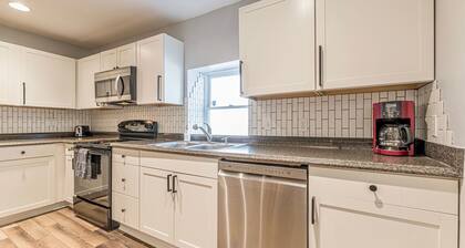 Hillside Tucked-Away Apartment | 5 min to Downtown