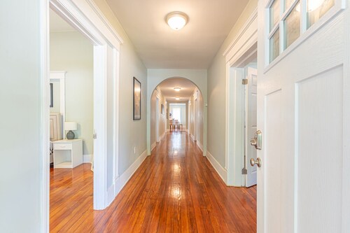 2 Story Large Apartment | 5 min to Downtown