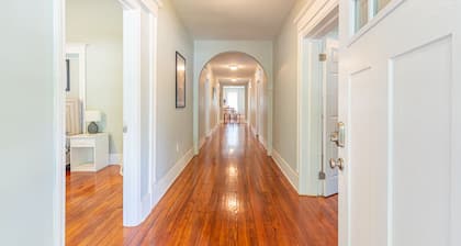 2 Story Large Apartment | 5 min to Downtown