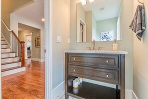 Combined shower/tub, hair dryer, towels