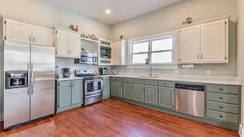 Een koelkast, een magnetron, een oven, een kookplaat