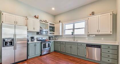 2 Story Large Apartment | 5 min to Downtown