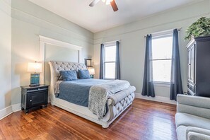 6 bedrooms, desk, iron/ironing board, free WiFi