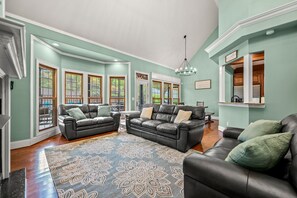 Een televisie, een open haard, een dvd-speler en een stereo