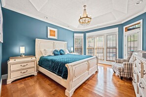 6 bedrooms, iron/ironing board, WiFi, bed sheets