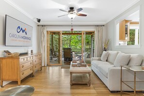 Smart TV, caminetto, libri, impianto stereo