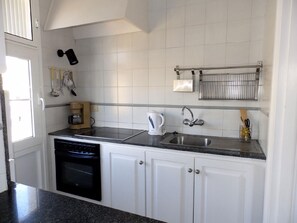 Køleskab, mikrobølgeovn, kogeplade, kaffe-/temaskine