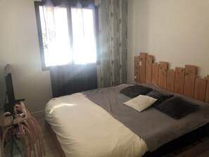 3 bedrooms, iron/ironing board, travel cot, free WiFi