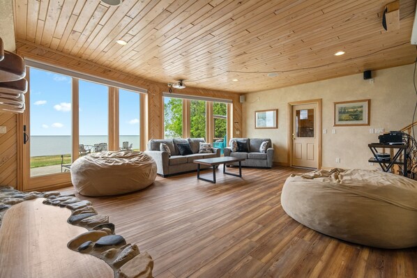 Smart-TV, Kamin, Videospiele, DVD-Player