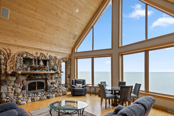 Una Smart TV, una chimenea, videojuegos, un reproductor de DVD