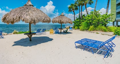 Water View Apartment Suite on the Beach!