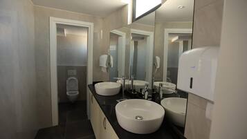SĂšche-cheveux, bidet, serviettes fournies