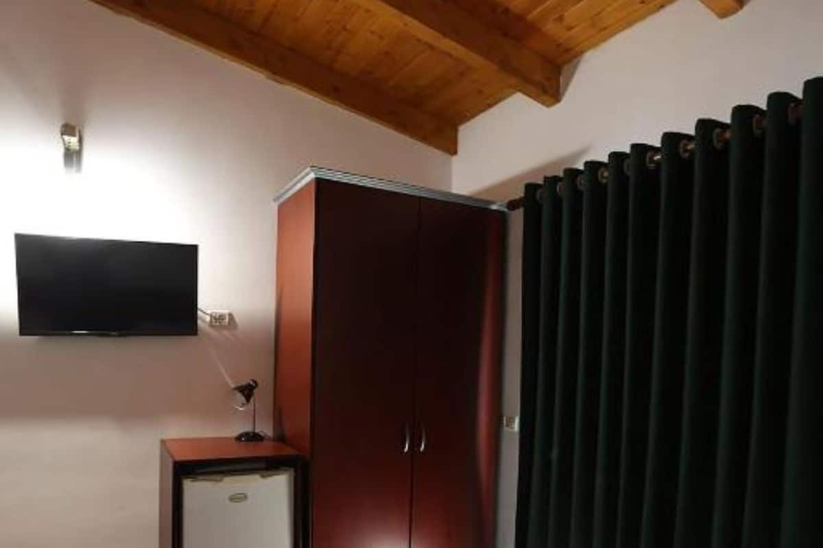 Triple Room, Sea View | Desk, free WiFi, bed sheets