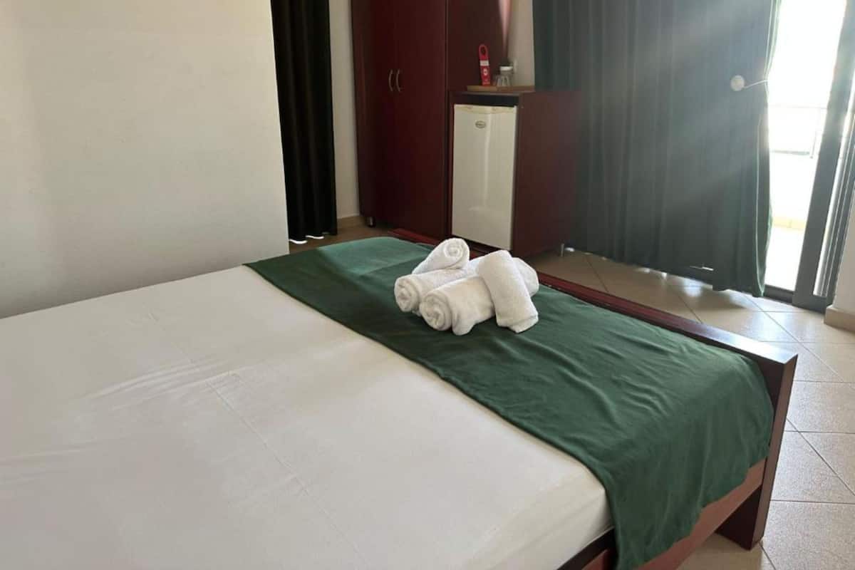 Double Room, Sea View | Desk, free WiFi, bed sheets