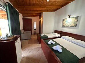 Quadruple Room with Shared Balcony | Desk, free WiFi, bed sheets - BLISS Hotel (Ksamil)