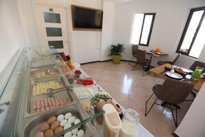 فطور أوروبي مجانًا يوميًا