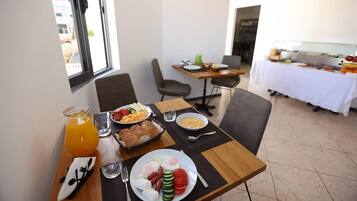 Desayuno continental incluido todos los dĂas