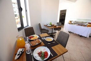 Desayuno continental gratuito y diario