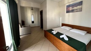 Triple Room with Shared Balcony | Desk, WiFi (free), bed sheets - BLISS Hotel (Ksamil)