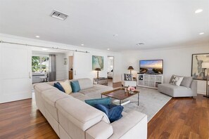 スマートテレビ、書庫、書斎 / ワークスペース