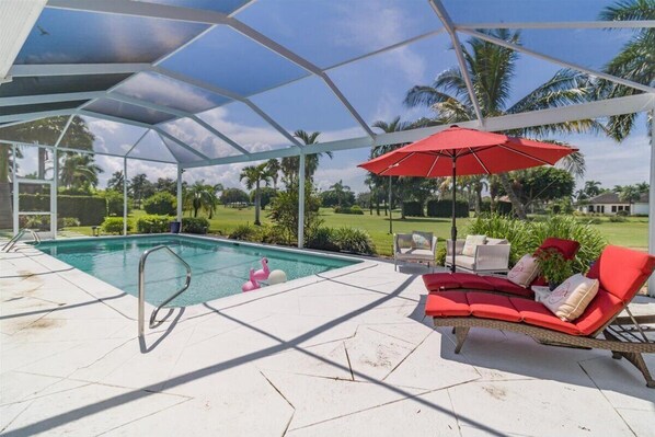 Una piscina al aire libre, una piscina climatizada