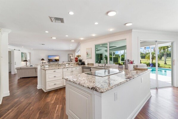 冷蔵庫、電子レンジ、オーブン、コンロ