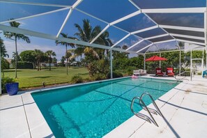 Una piscina al aire libre, una piscina climatizada