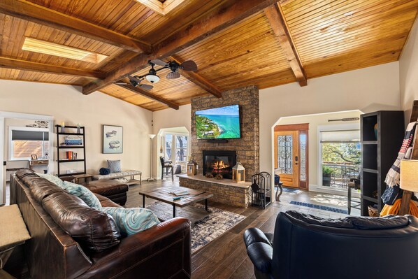 Älytelevisio, takka, videopelejä, tulostin