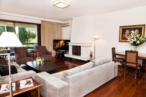 Deluxe Apartment | Living room | 32-inch flat-screen TV with cable channels, TV - Delux Apartment with Amazing Balcony (Kifisia)