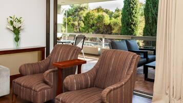 Deluxe-Apartment | Wohnzimmer | 32-Zoll-Flachbildfernseher mit Kabelempfang, Fernseher