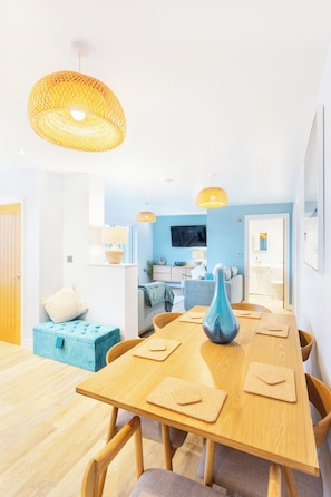 تلفزيون إل سي دي بحجم 40-بوصة يعرض قنوات تلفزيونية رقمية، تلفزيون