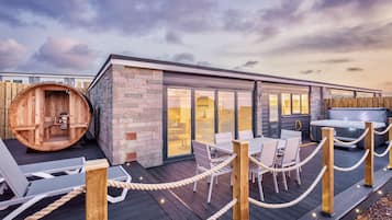 Seaview 3 Bedroom with Hot Tub & Private Sauna | Bed sheets