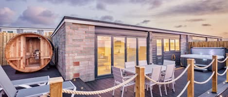 Seaview 3 Bedroom with Hot Tub & Private Sauna | Bed sheets