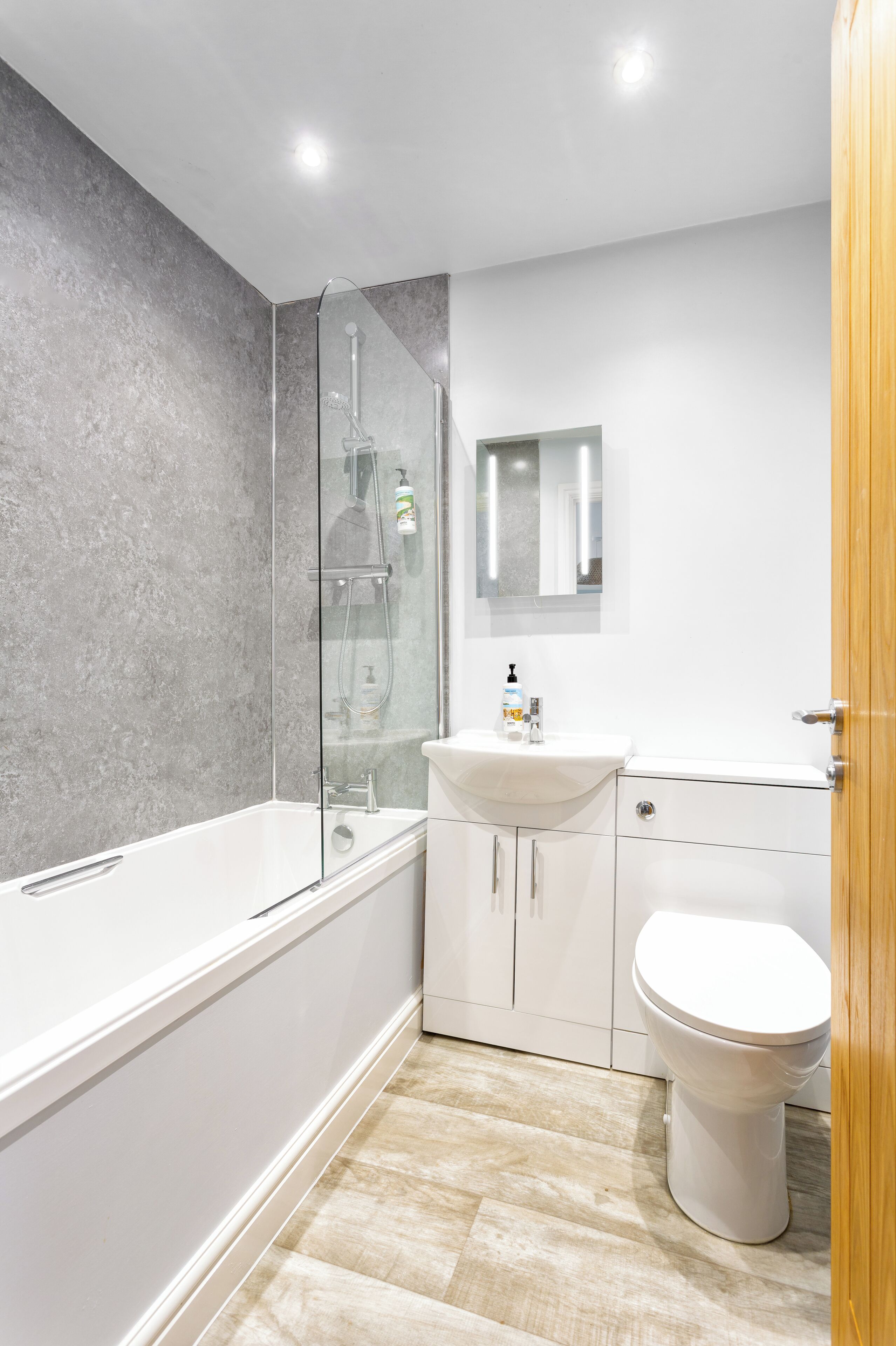 Serviettes fournies, savon, shampoing, papier toilette