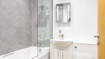 Serviettes fournies, savon, shampoing, papier toilette