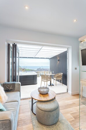Apartamento superior | Zona de estar | Televisión LCD de 40 pulgadas con canales digitales, una televisión
