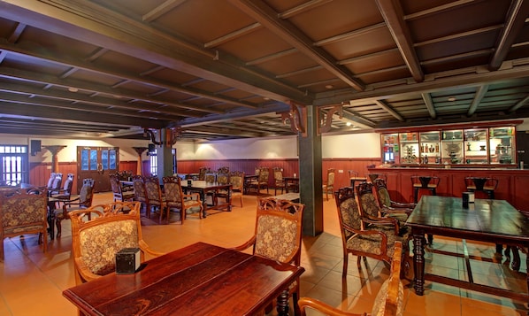 3 bars/lounges