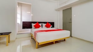 Deluxe Double Room | Egyptian cotton sheets, premium bedding, Select Comfort beds, desk - THE HOMES (Nashik)