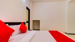 Deluxe Double Room | Egyptian cotton sheets, premium bedding, Select Comfort beds, desk - THE HOMES (Nashik)